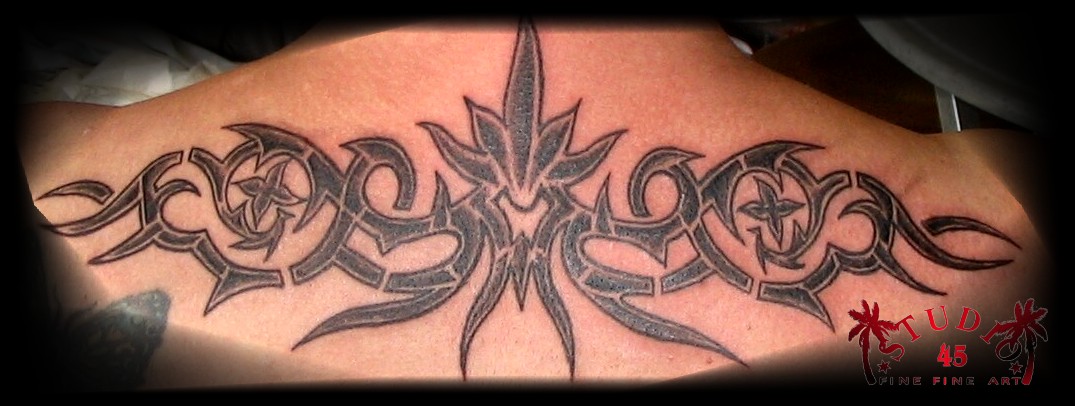 Ruecken Tribal schattiert Custom Tattoo Recklinghausen STUDIO 45